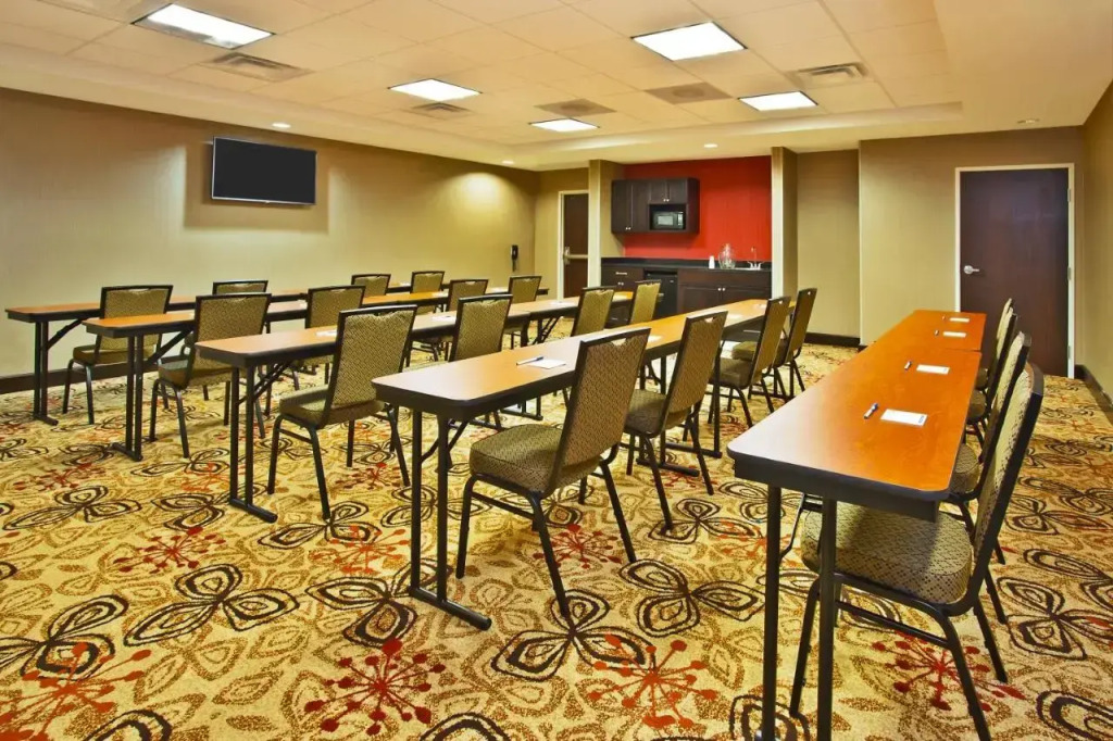 Holiday Inn Express & Suites Springfield, an IHG Hotel