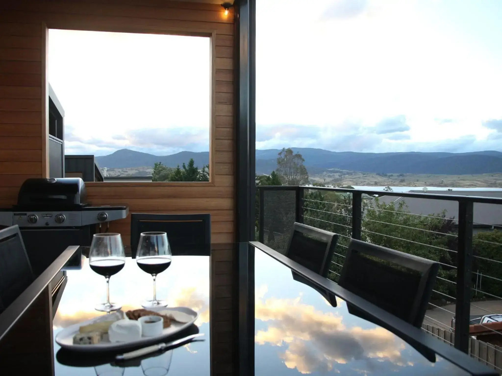 Spuren 4 of 2 Echidna Place East Jindabyne