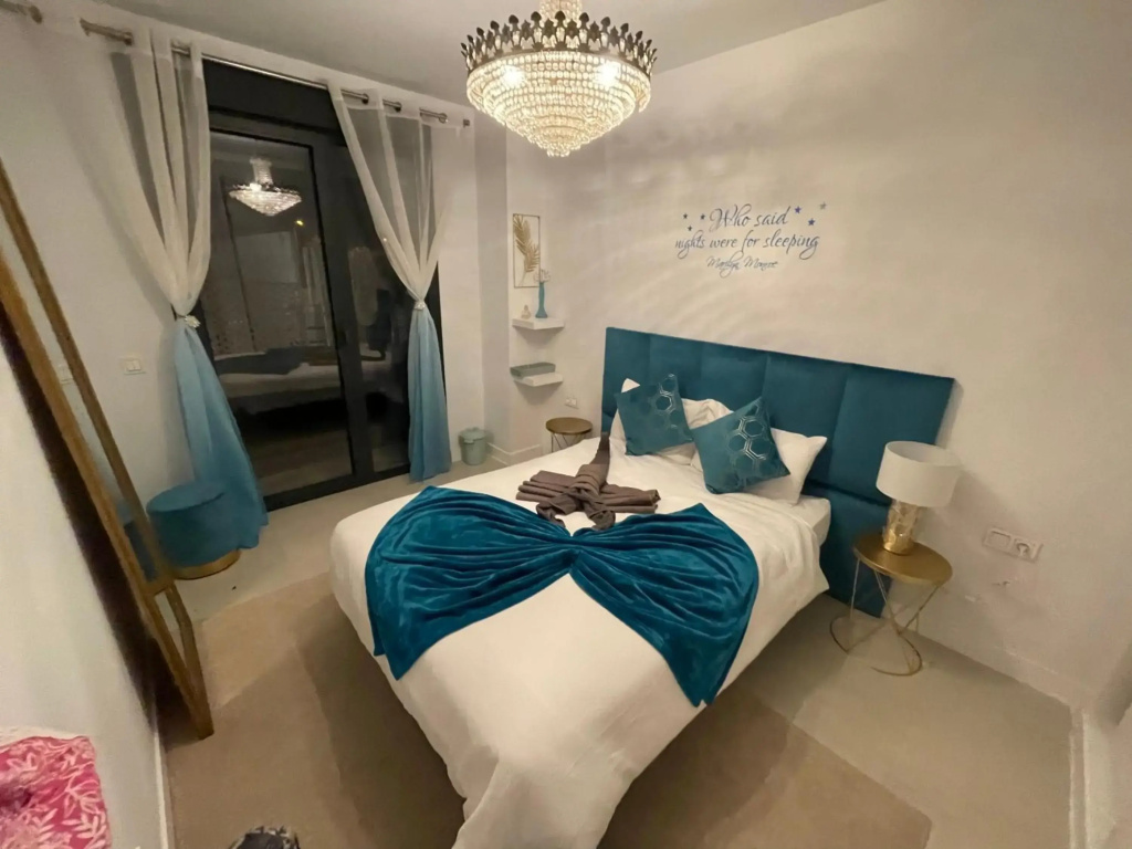 BRAND NEW STUNNING 3 BED RAISED GROUND FLOOR APARTMENT WITH SEA & POOL & MOUNTAIN VIEW INDOOR & OUTDOOR SWIMMING POOLS & GYM WALKING DISTANCE TO BEACH PORT Casa Casu Estepona