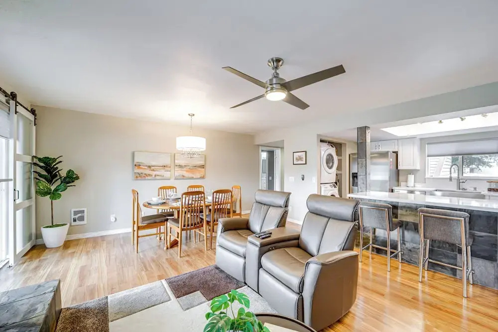 Deck & Golf Course Views: Munds Park Condo!
