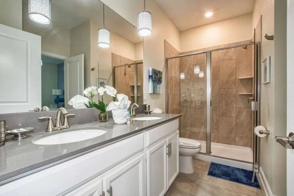 Storey Lake 8 Bed Lake Front Pool & Spa - 1684str 8 Bedroom Home by RedAwning