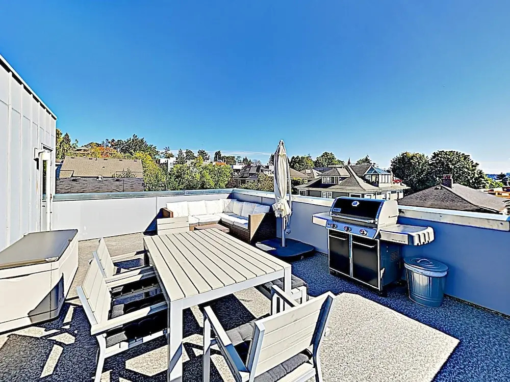 New ! Private Rooftop Deck W/ City Views 3 Bedroom Townhouse