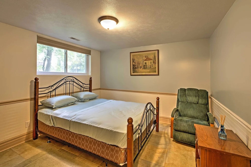 Hot Tub, Deck & Backyard: Cozy Union Pier House!