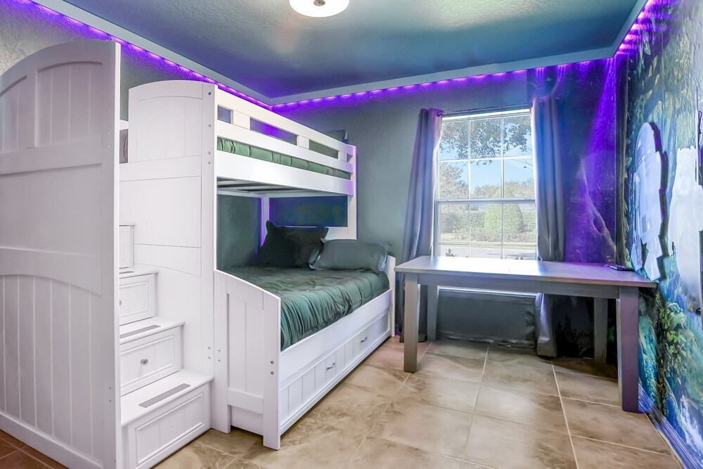 Peaceful Home With an Enclosed Patio, Pool, Grill, Washer/dryer, & AC