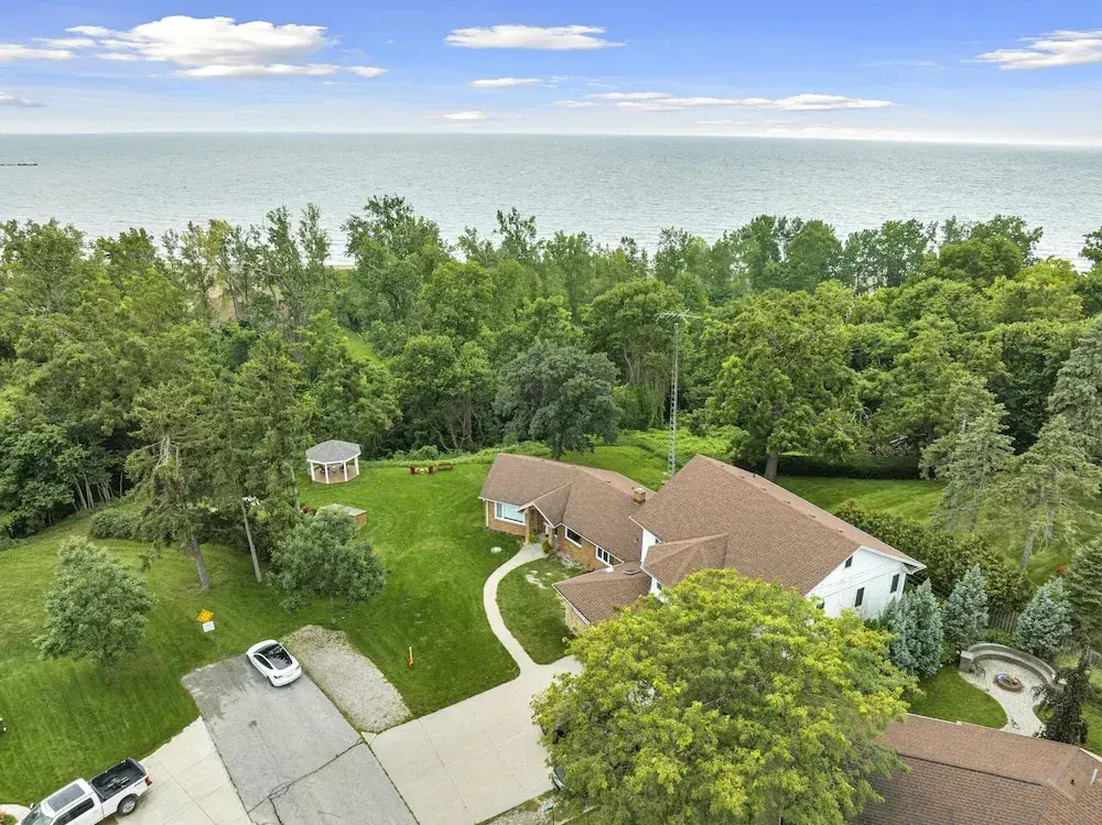 Seacliff Beach Suites - Coastal room, awesome strolling, all amenities, right in town