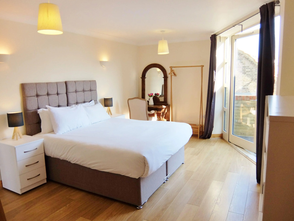 Hampton Court Palace View by Vantage Apartments