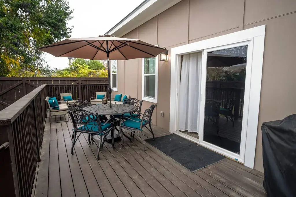 Brand NEW Large Impressive House Near Downtown!