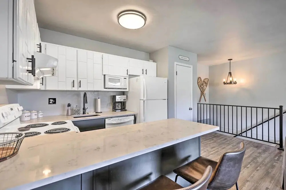 7 Mi to Keystone: Mtn-view Abode w/ Deck!