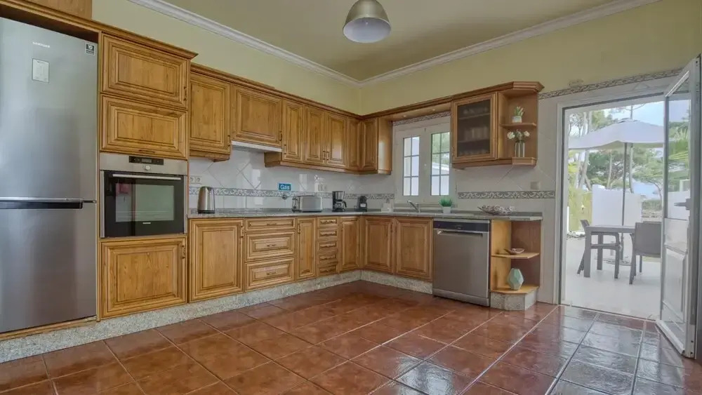 8-Bed Villa in Vilamoura-Sleeps-Playground-Pool