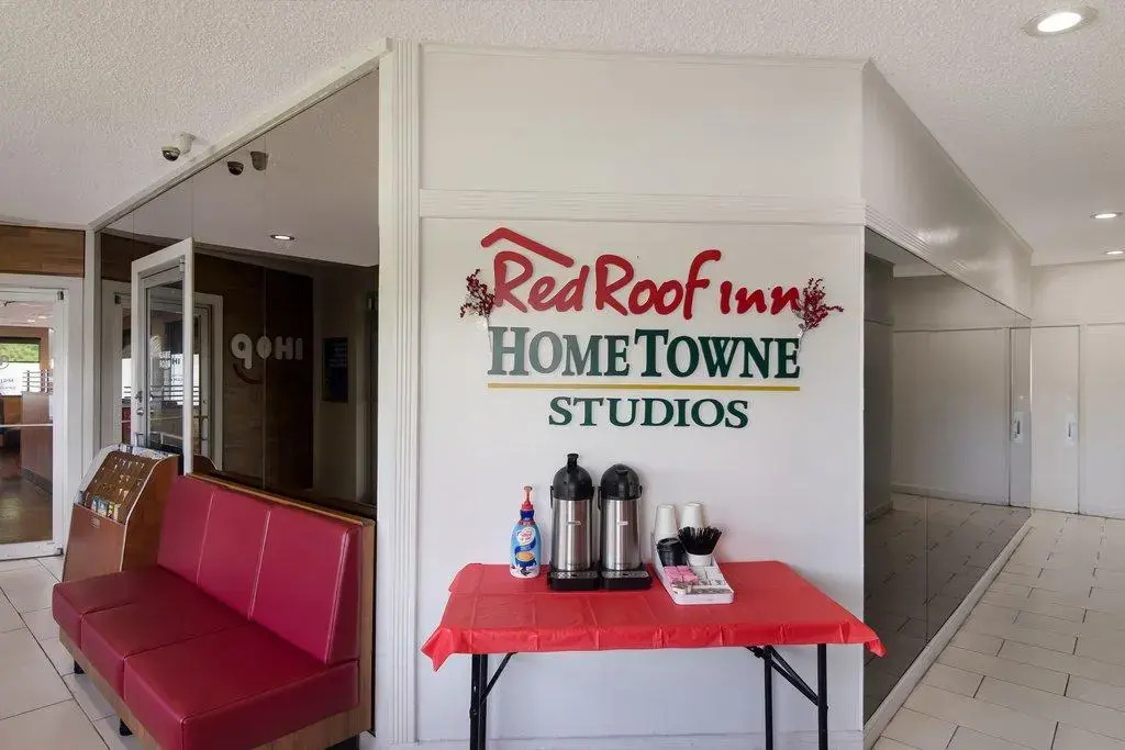 HomeTowne Studios by Red Roof Vero Beach - I-95