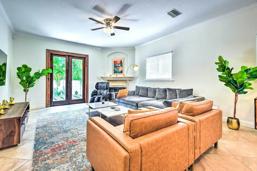 Sunny Sarasota Abode w/ Yard ~ 1 Mi to Dtwn!