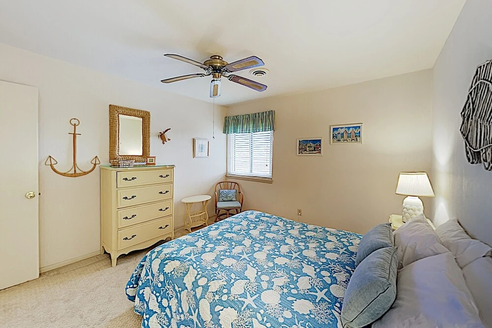 New Listing! Cozy Canal-side , Walk To Beach 2 Bedroom Condo