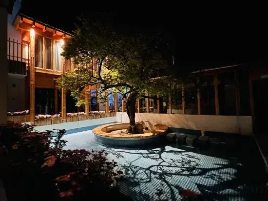 Eryuan Under the Plum Tree Lakeview Vacation Apartment