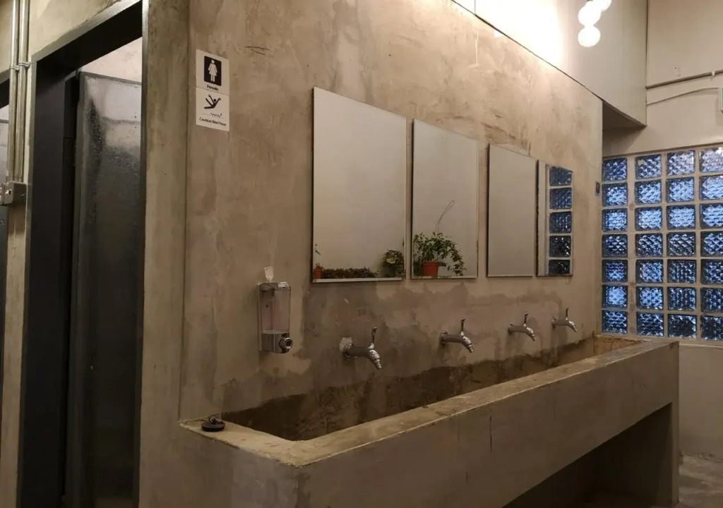 Iron Inn - Hostel