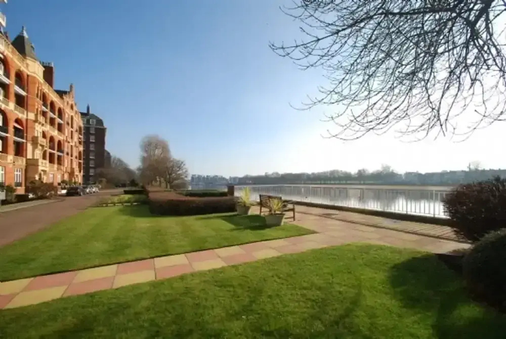 The London Agent - Hurlingham Mansion Flat SW6