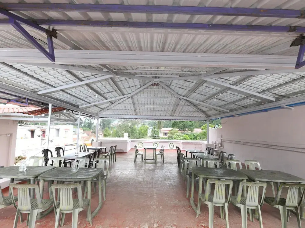OYO 13807 Hotel Gurupriya