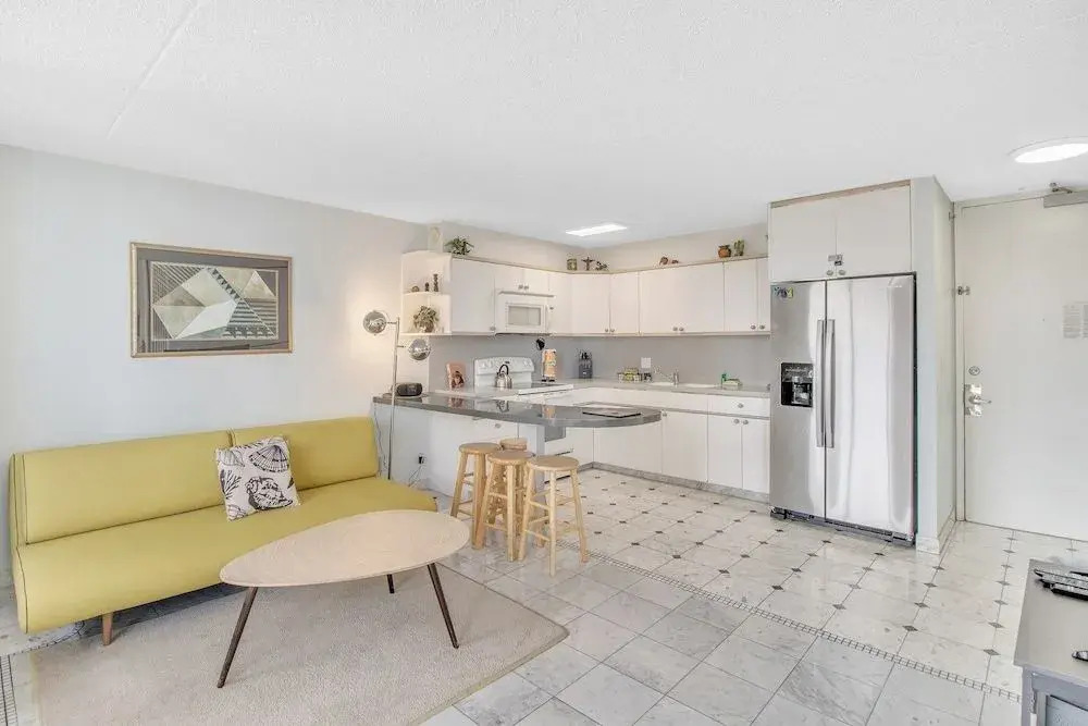 High Rise Ocean View Waikiki Condo, FREE Parking & Wi-Fi