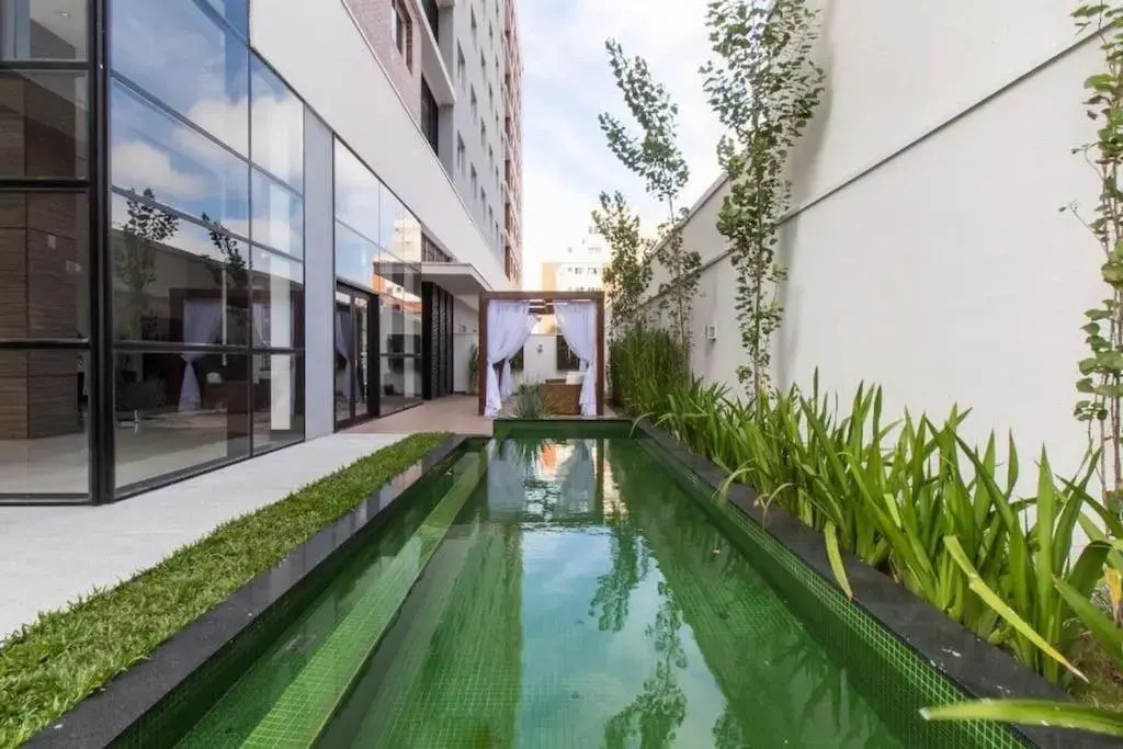 709- Apartamento Decorado Encantador, mobiliado, amplo, cozinha completa, Excelente localização no Rebouças