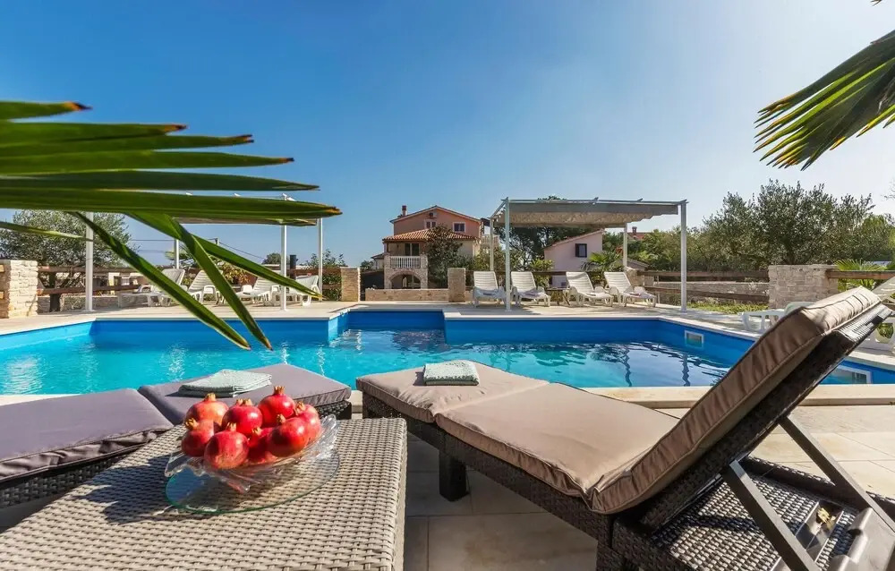 Amazing Apartment in Liznjan With 2 Bedrooms, Wifi and Outdoor Swimming Pool