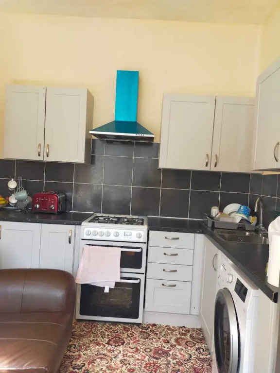 Paradise Apartment- Female Only
