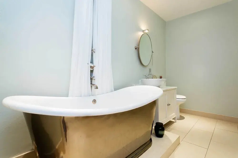Elegant Two-bedroom Flat in Evelyn Gardens