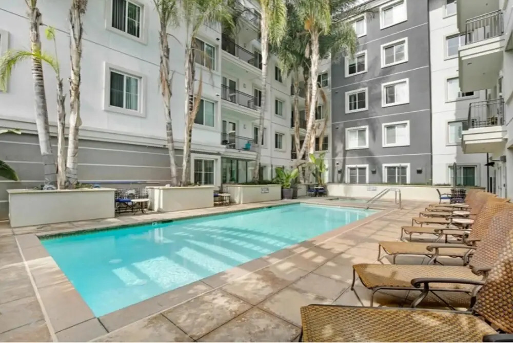 Yes it s Right 2 Suites and 3 Baths in the Heart of San Diego FB2