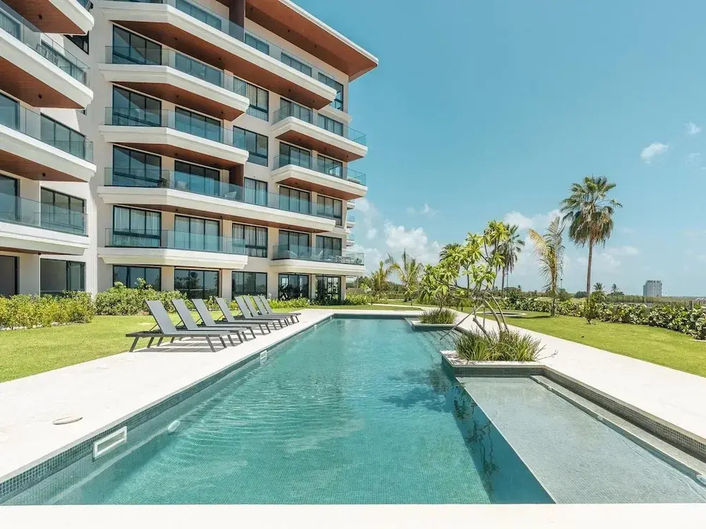 4 Guest 2 Bedrooms Balcony and Shared Pool