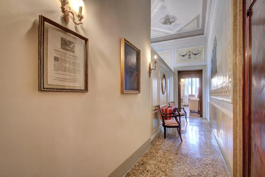 DOGE SPIRAL STAIRS gorgeous, historical, 4pax
