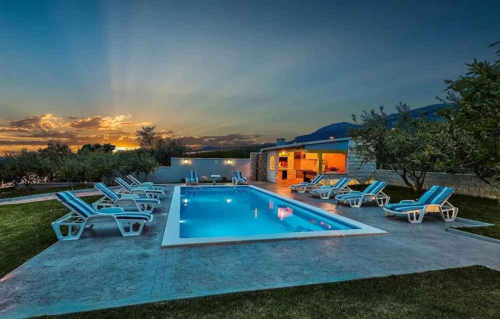 Nice Home in Kastel Kambelovac With Wifi and 4 Bedrooms