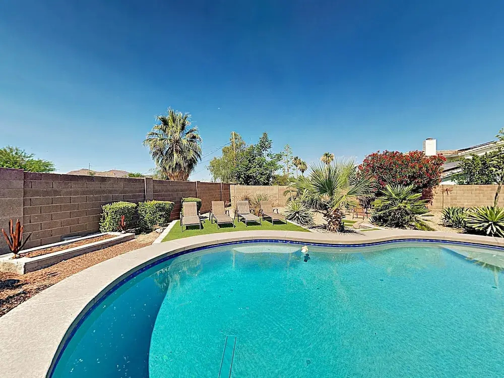 747 Phoenix - 4 Br Home