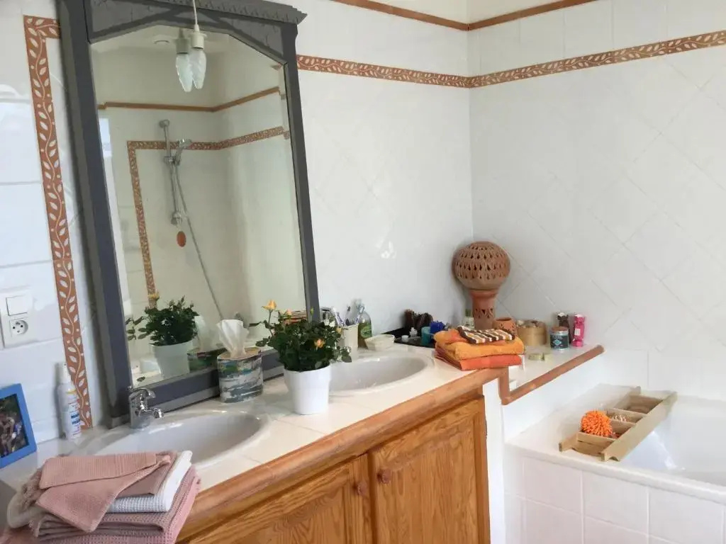 nice home rental in the hearth of the village mouriès, in the natural park of the alpilles