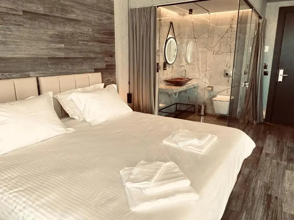 Deluxe Room 01