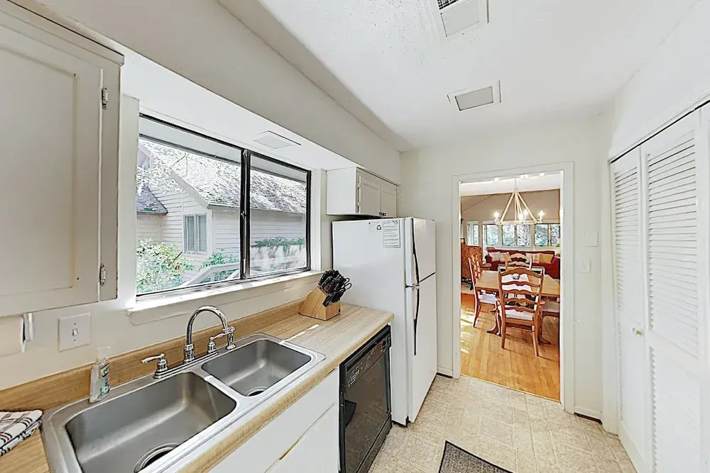 New Listing! Kiawah Hideaway - Steps To Beach 2 Bedroom Cottage