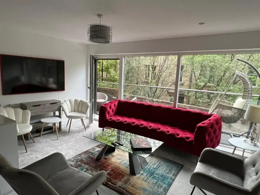 DESIGNER HOUSE - University of Glasgow / Central Glasgow 'Hillhead' West End G12 - Luxurious & Contemporary Detached House / Terrace / Garden / 'electric car charging' Garage Parking