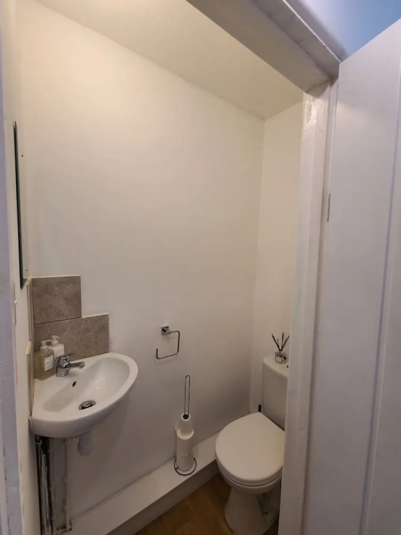 2 Bed House - Sleeps 5 - Pets - Parking - Wifi