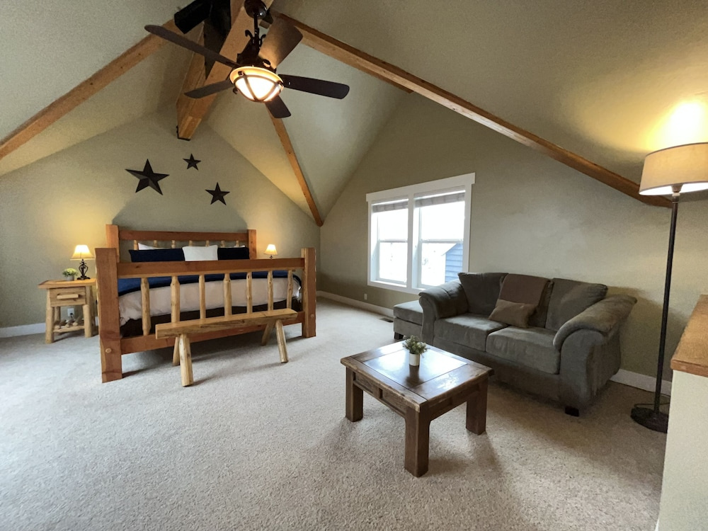 Charming Family Retreat With New Hot Tub, Walk To Main Street & Transit Center 470 3 Bedroom Home