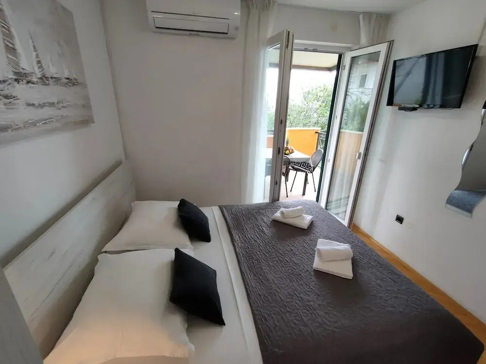 A4 Beachfront apt With big Terrace and sea View