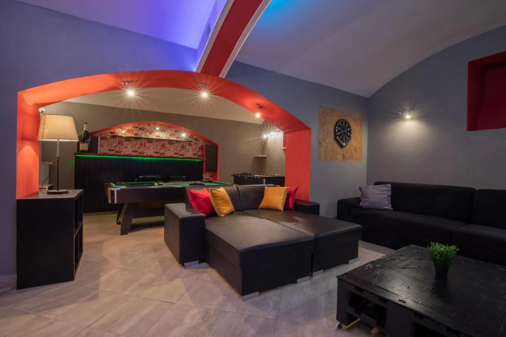 Party Underground with Pooltable