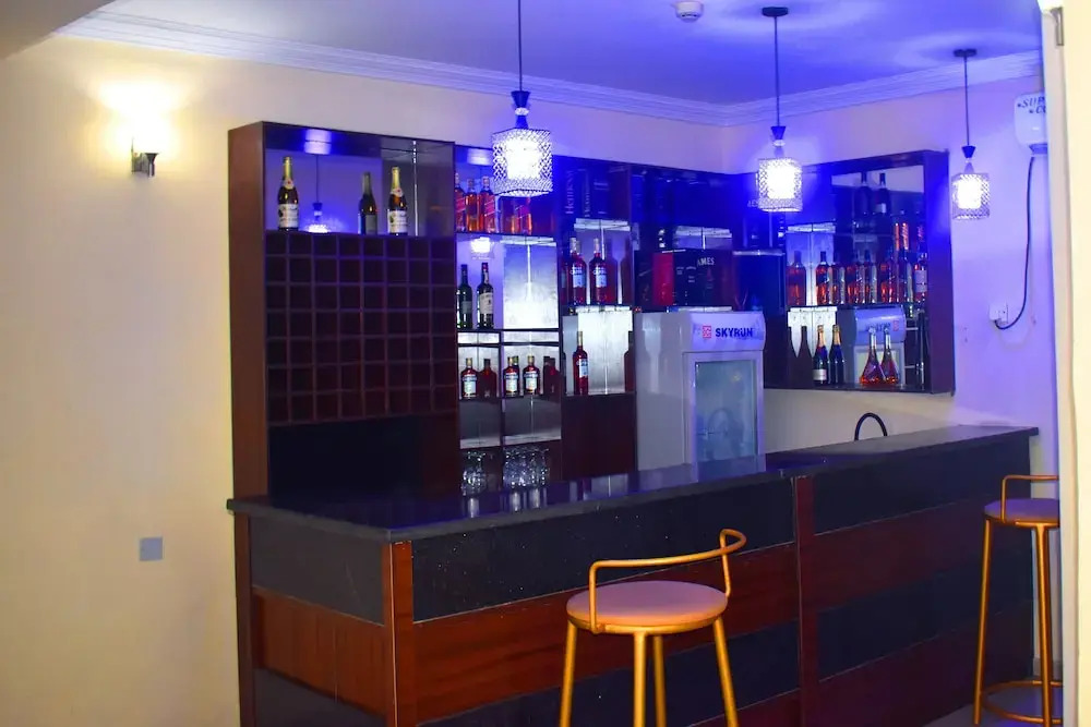 Davis Hotel & Suites