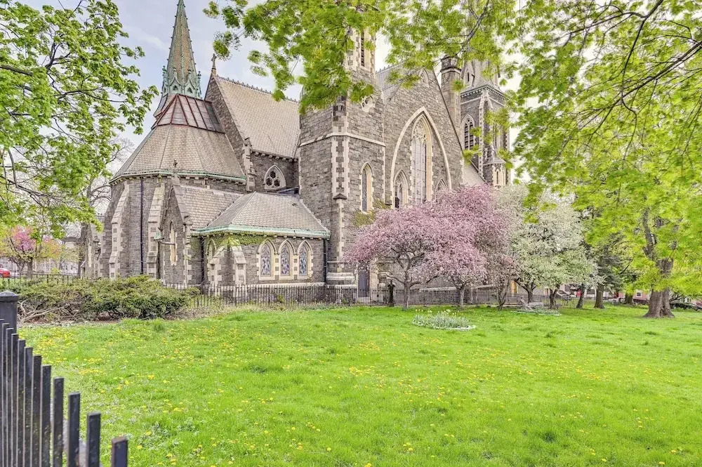 Walk to Downtown Albany: Ten Broeck Triangle Apt!