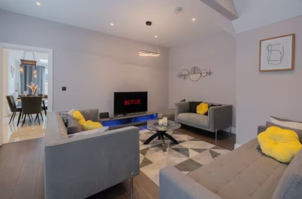 Luxury 3BR W Garden Parking Near Spurs Stadium