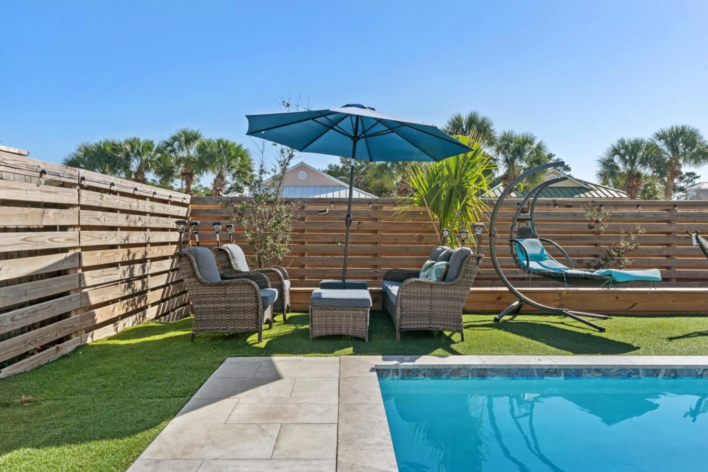 Luxurious Beach House, Private heated pool, Dedicated office, Mins walk to Beach & shops