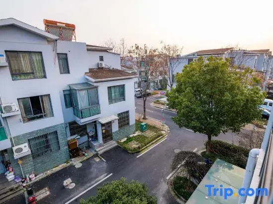 Yige Apartment (Shanghai National Exhibition and Convention Center Hongqiao Railway Station)