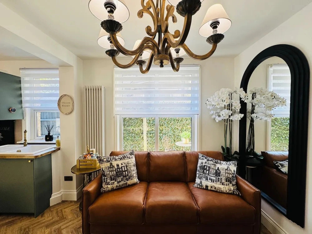 Designer 2 Bedroom Apartment in London With Garden