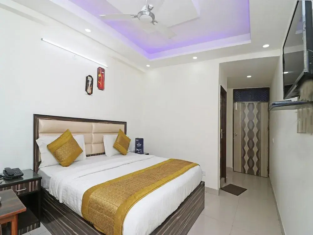 OYO 11633 Hotel Sweet Palace