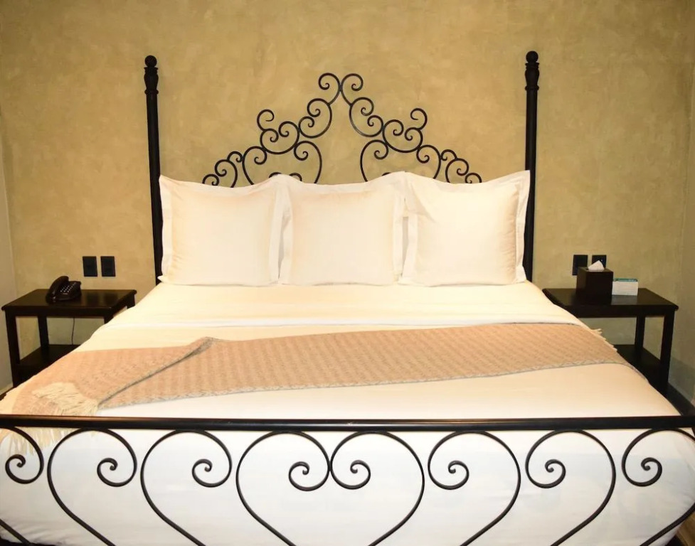 Hotel Bouquet (Adults Only)