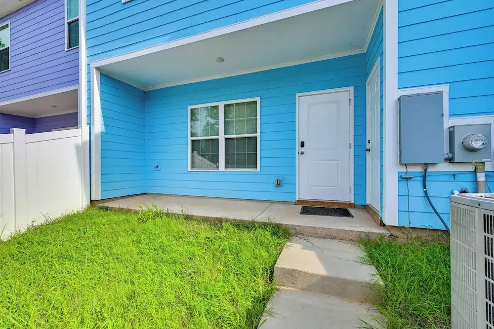 Modern Townhome w/ Yard: 5 Mi to Dtwn Charlotte