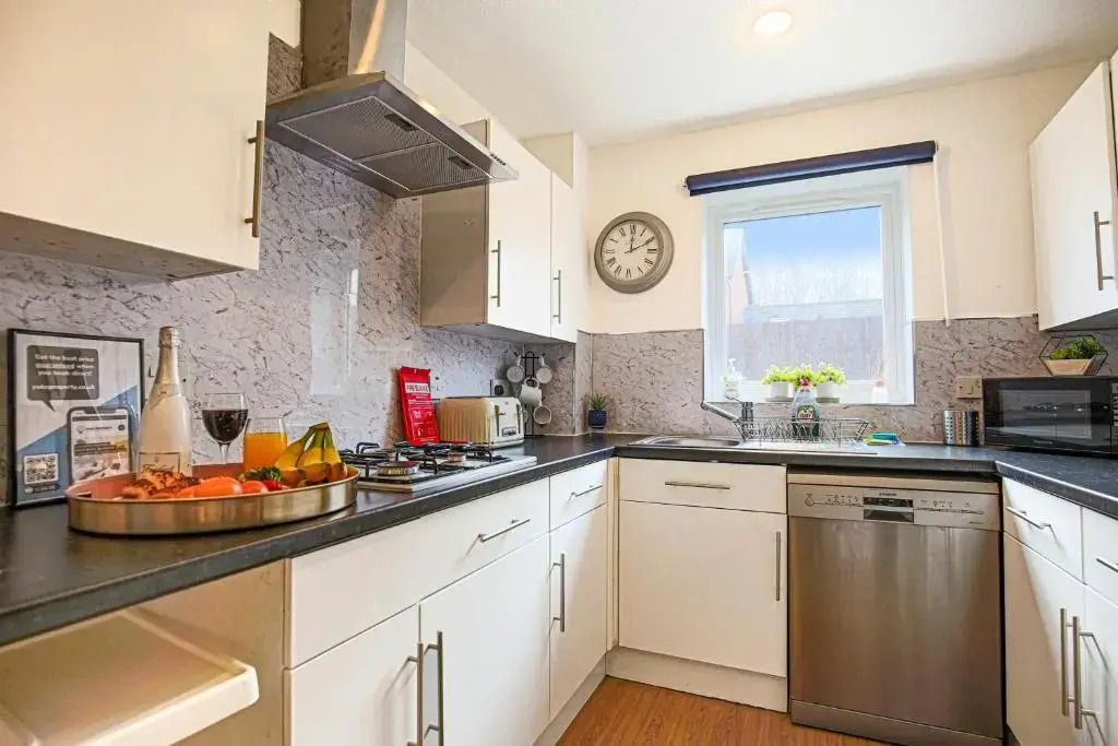 Detached House with Free Parking, Garden, Fast Wifi and Smart TV with Netflix by Yoko Property