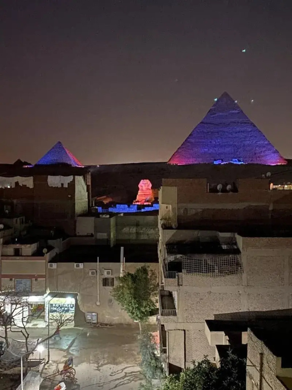 The Gate Hotel Front Pyramids & Sphinx View