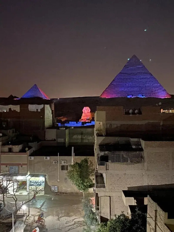 The Gate Hotel Front Pyramids & Sphinx View